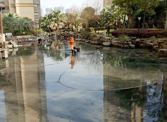 九龙景观池淤泥清理