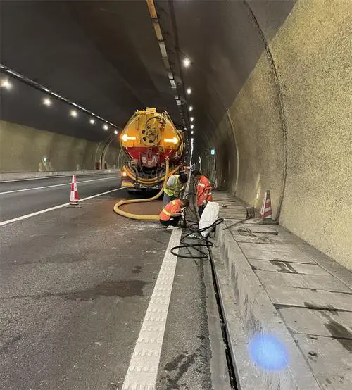 九龙隧道排水渠清淤